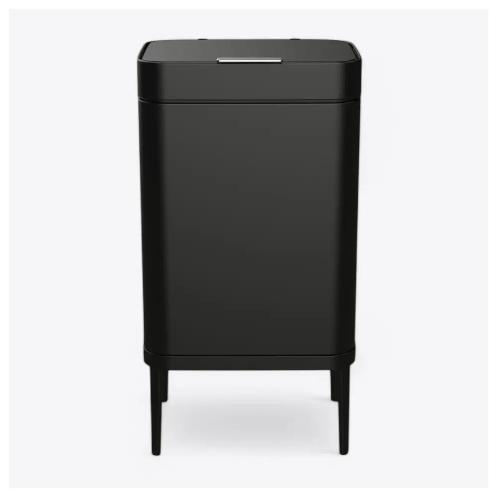 ה-Lano PressOpen - פח אשפה נפתח בלחיצה בנפח 60 ליטר הוא פח אשפה חכם ומודרני בצורת מלבן שחור עם מכסה שטוח וארבע רגליים גבוהות ודקות, המוצג על רקע לבן חלק.