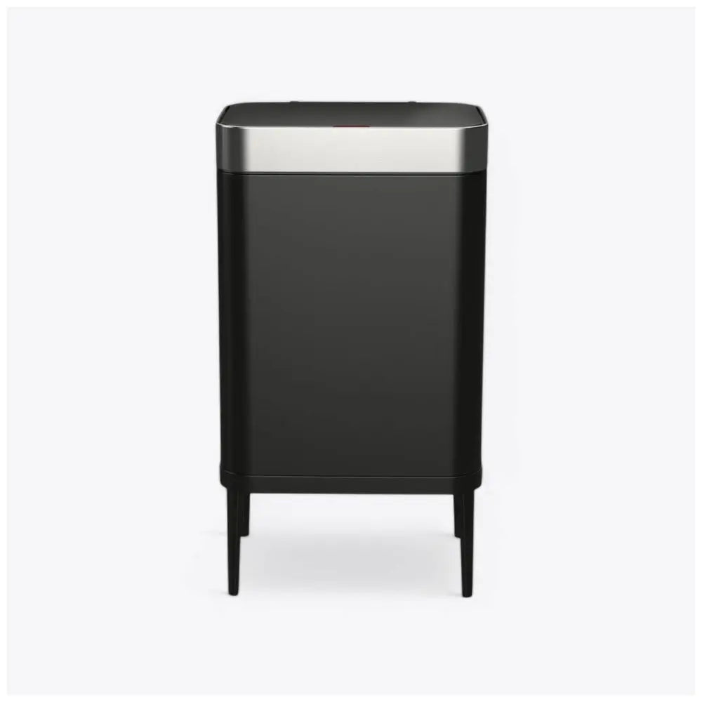 פח אשפה אוטומטי 60 ליטר עם חיישן עליון, בעל עיצוב אלגנטי, מודרני ושחור עם מכסה כסוף וארבע רגליים, מוצג על רקע לבן חלק.
